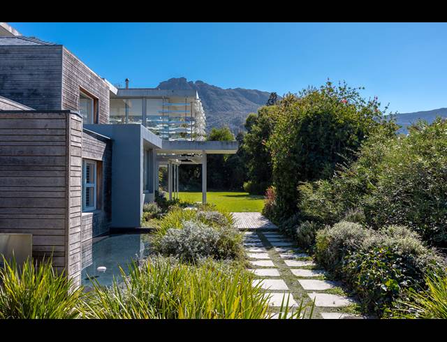 5 BEDROOM FREEHOLD TO LET IN CONSTANTIA